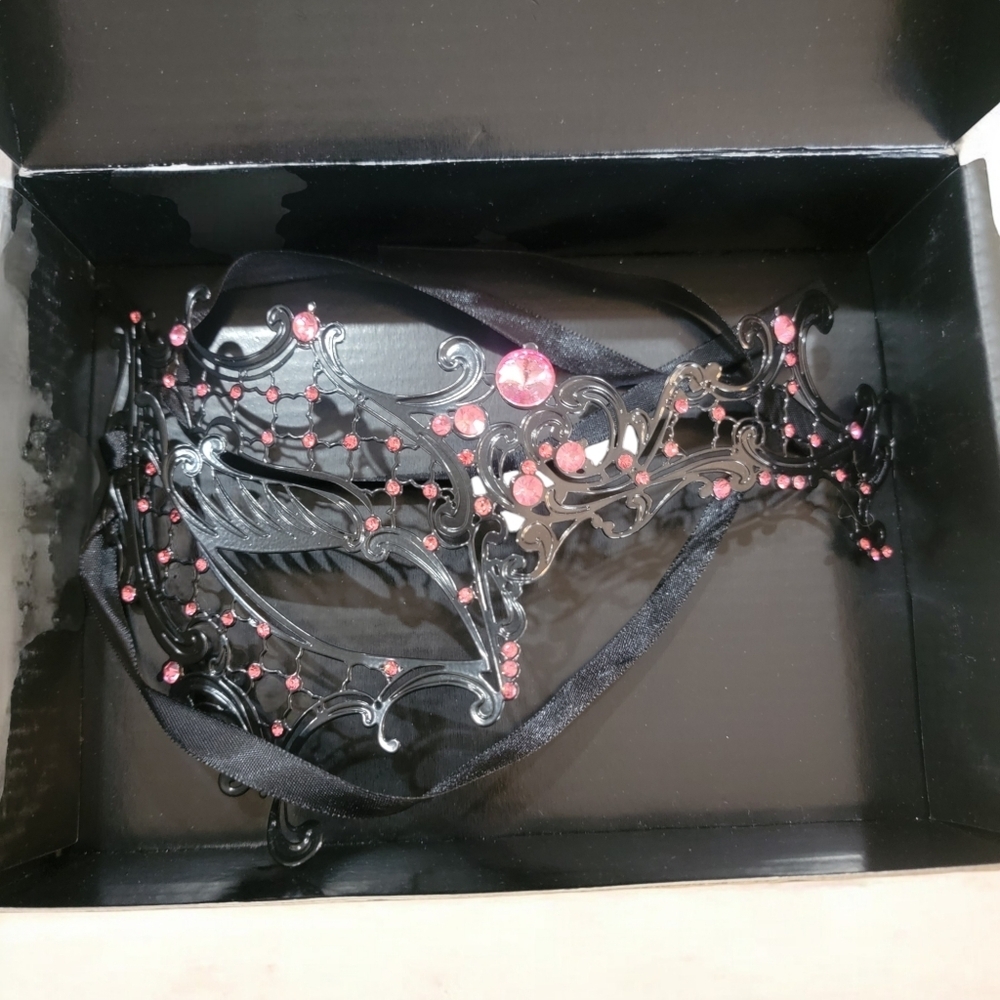 Luxury Masks Black and Pink mask